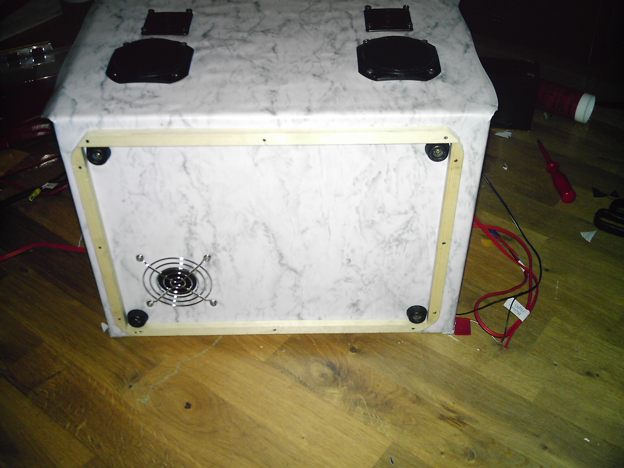 Box von unten, mit Rastleiste und Bass-Reflex-Loch