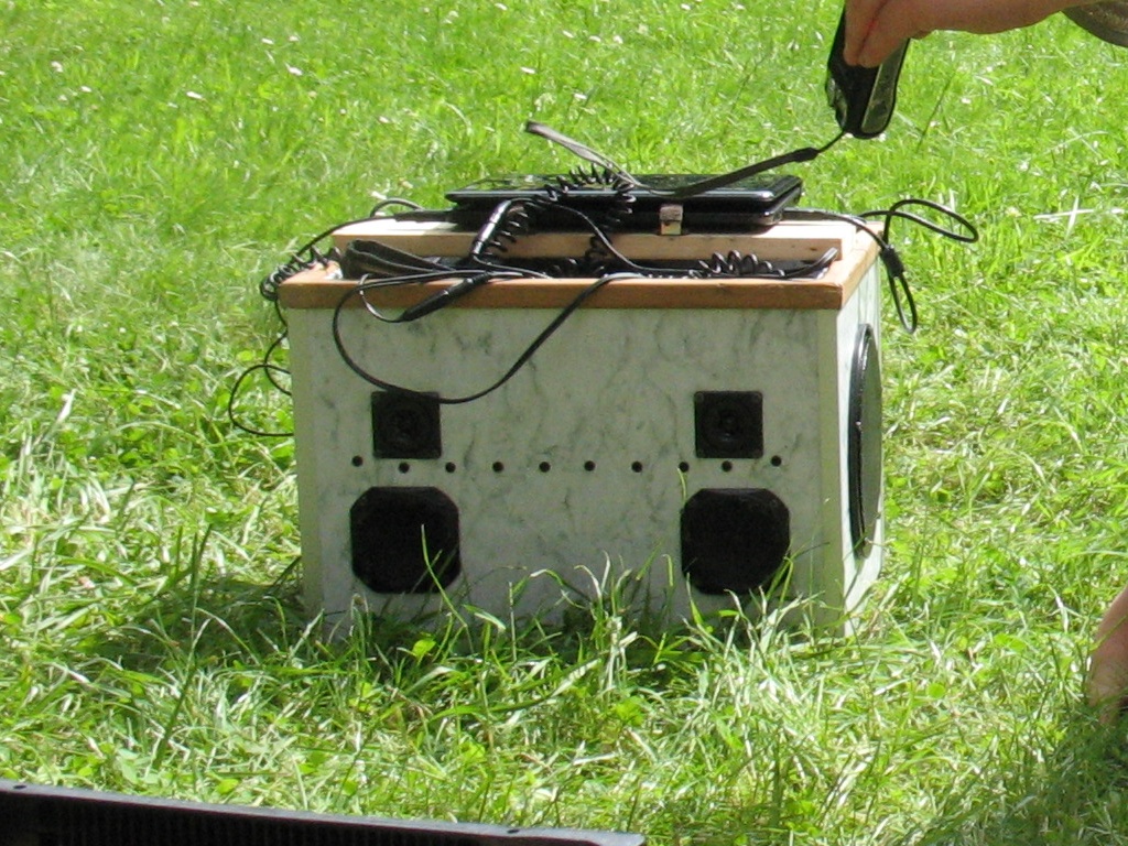 Box auf Wiese #2 bei Semesterfahrt