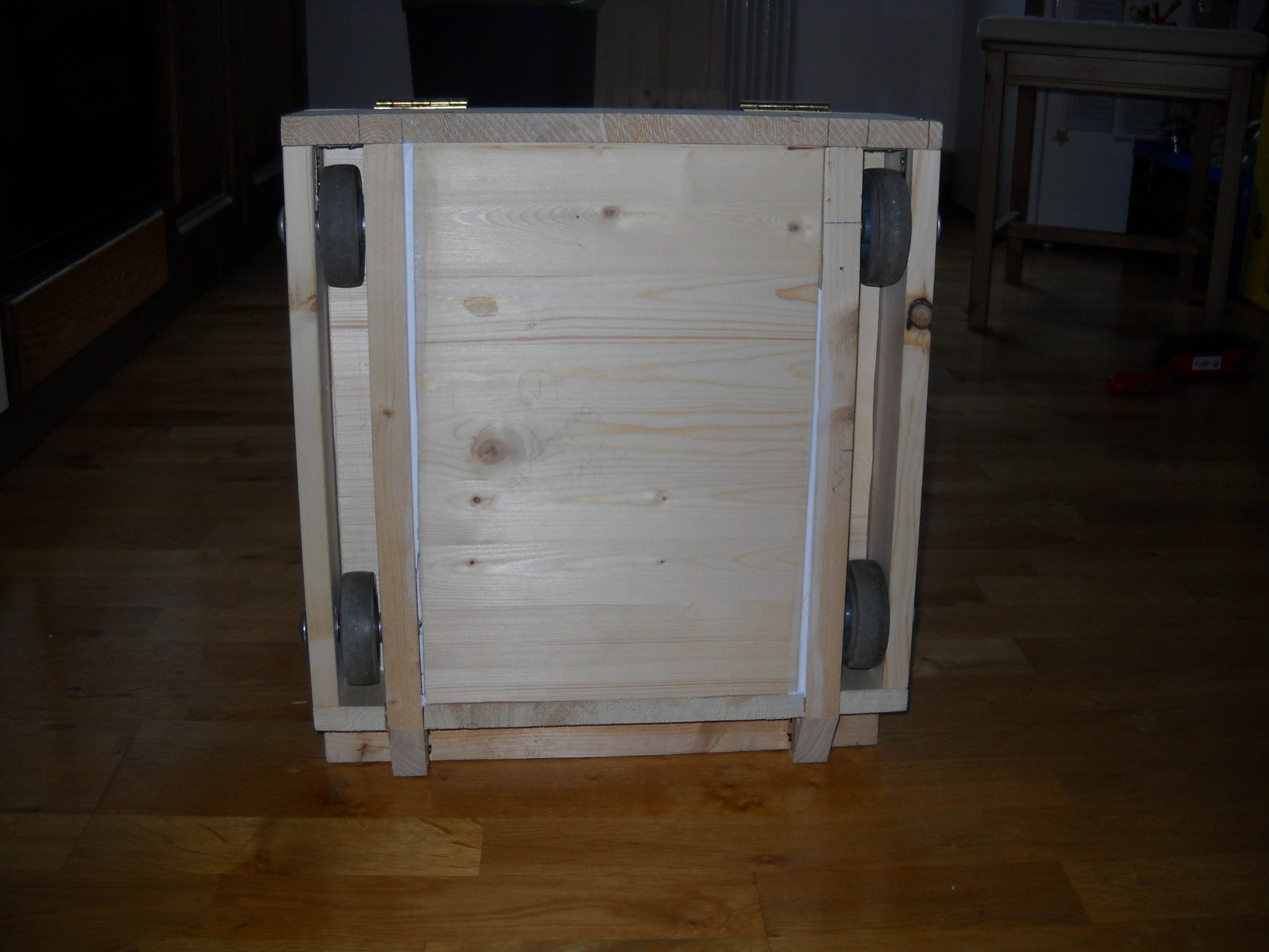 Transport-Box von unten, mit Sicht auf die Räder