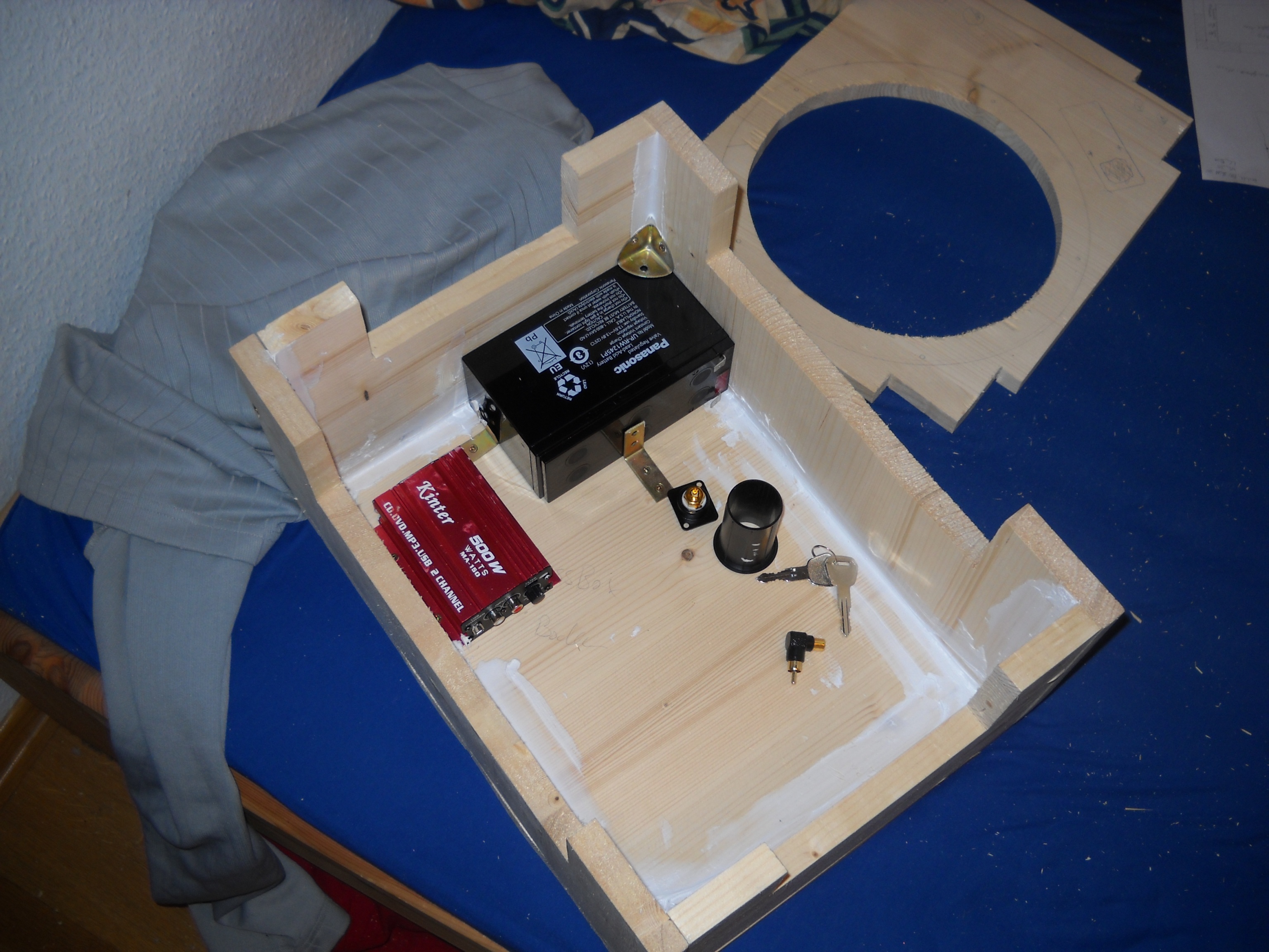 Teilweise zusammen gebaute Bass-Extension-Box aus nacktem Holz und Blick ins innere