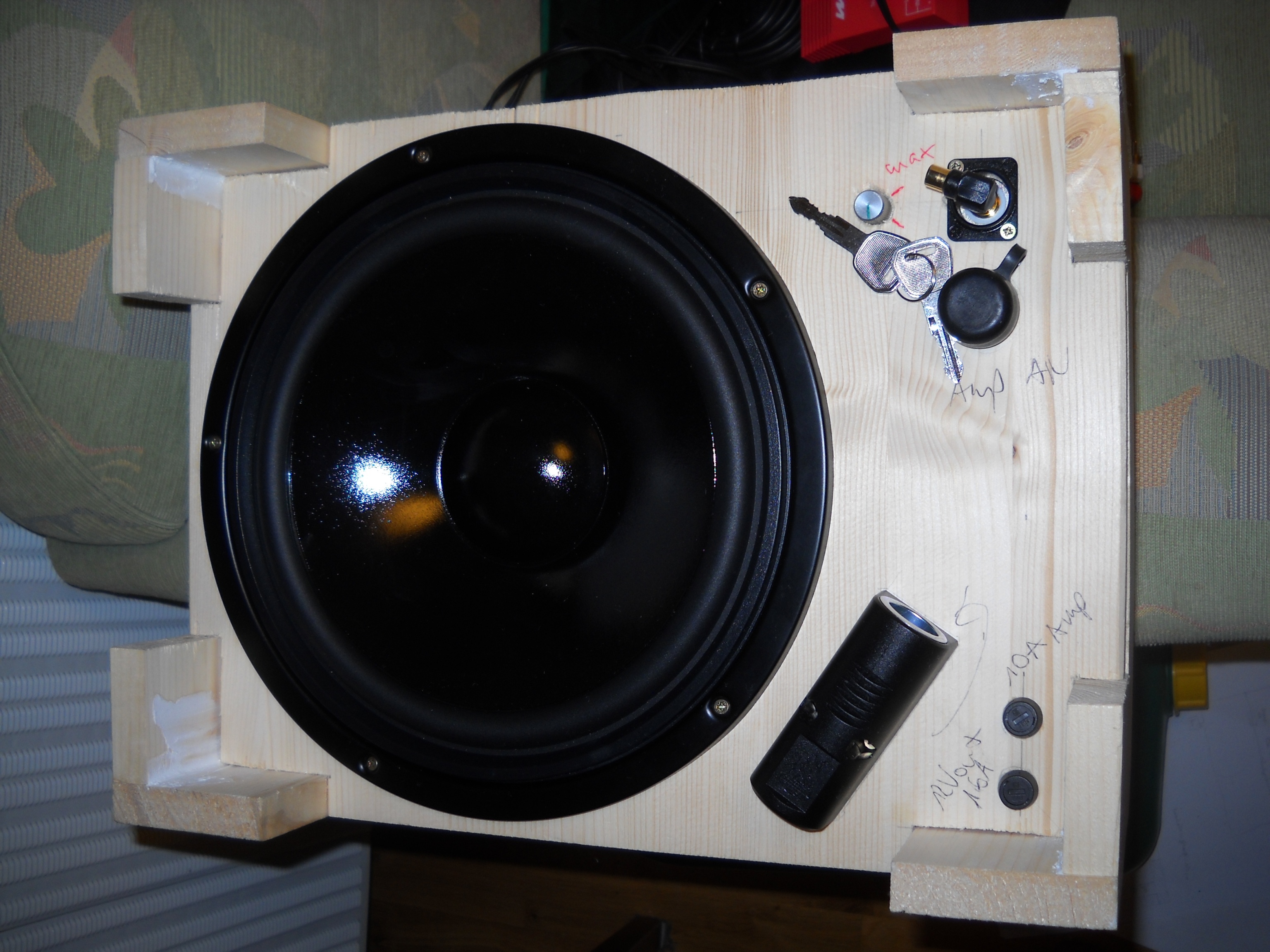 Zusammen gebaute Bass-Extension-Box aus nacktem Holz