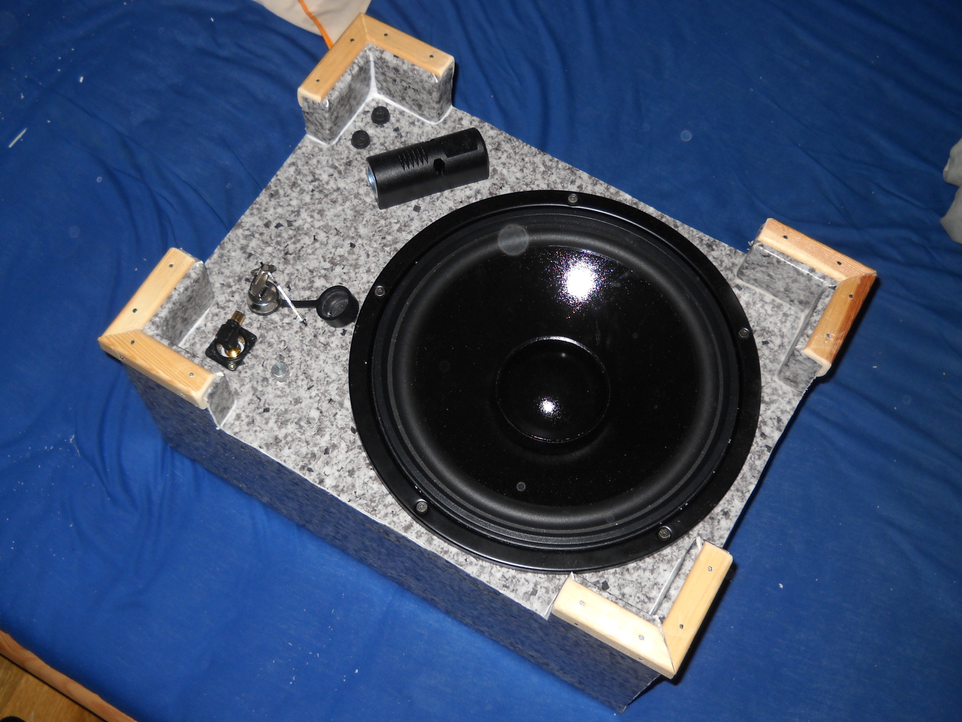 Fertig zusammengebaute Bass-Extension-Box