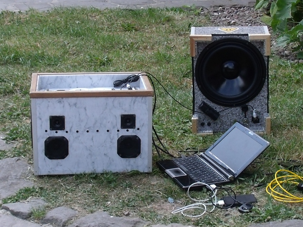 Haupt-Box mit Bass-Extension und Netbook