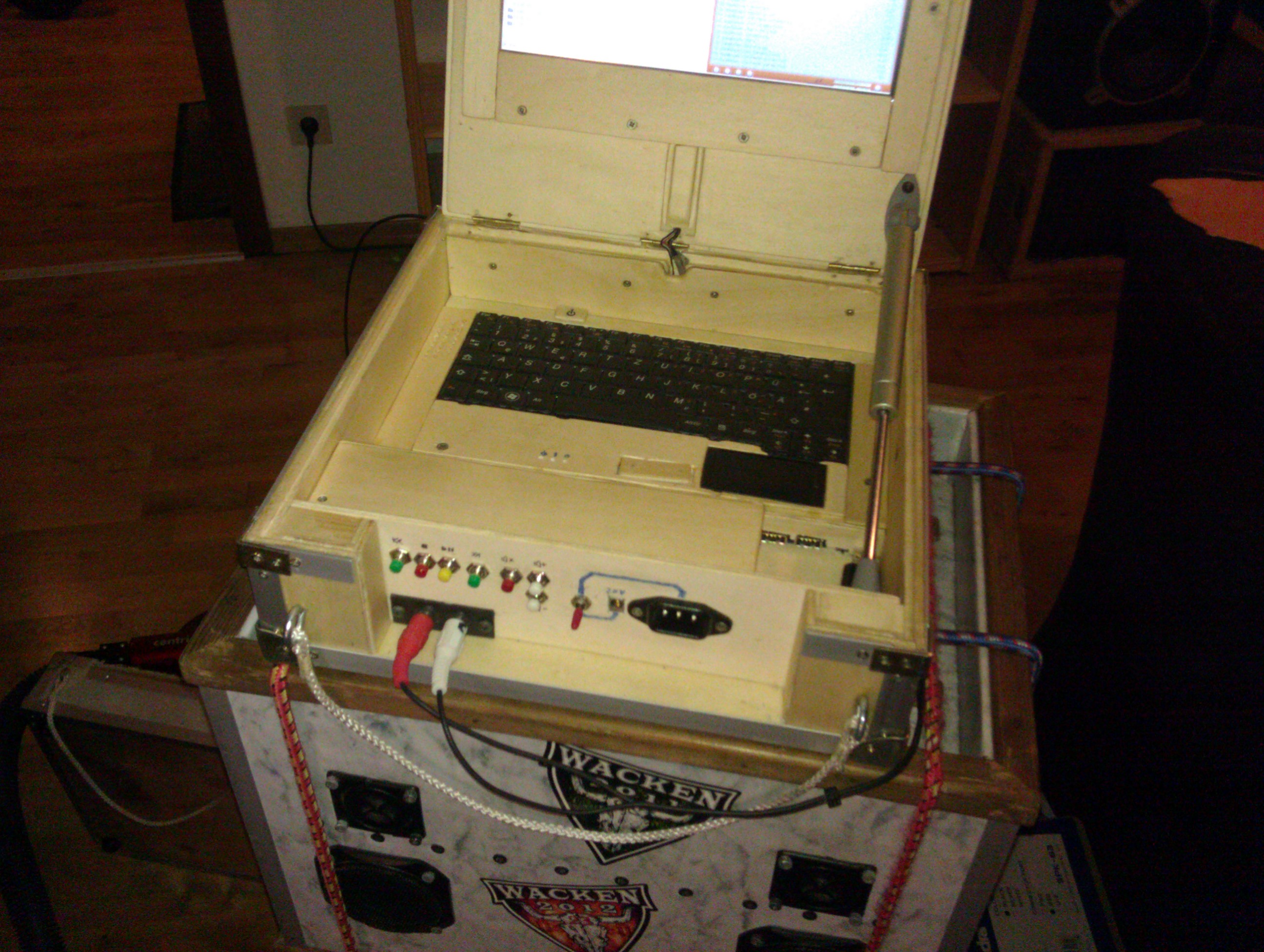 Netbook in Holzbox geöffnet