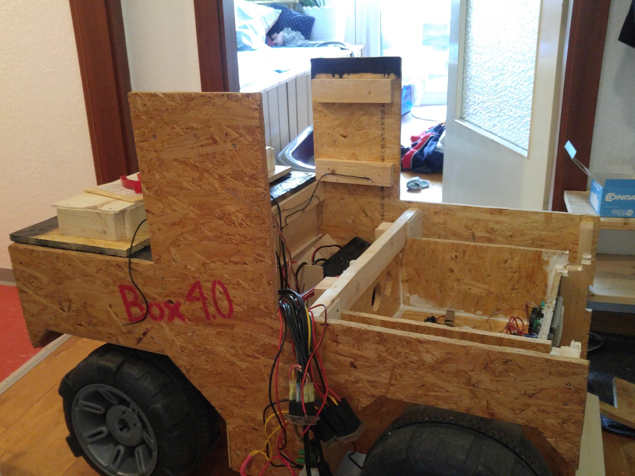 Halb zerlegte Box 4.0 (von der Seite)