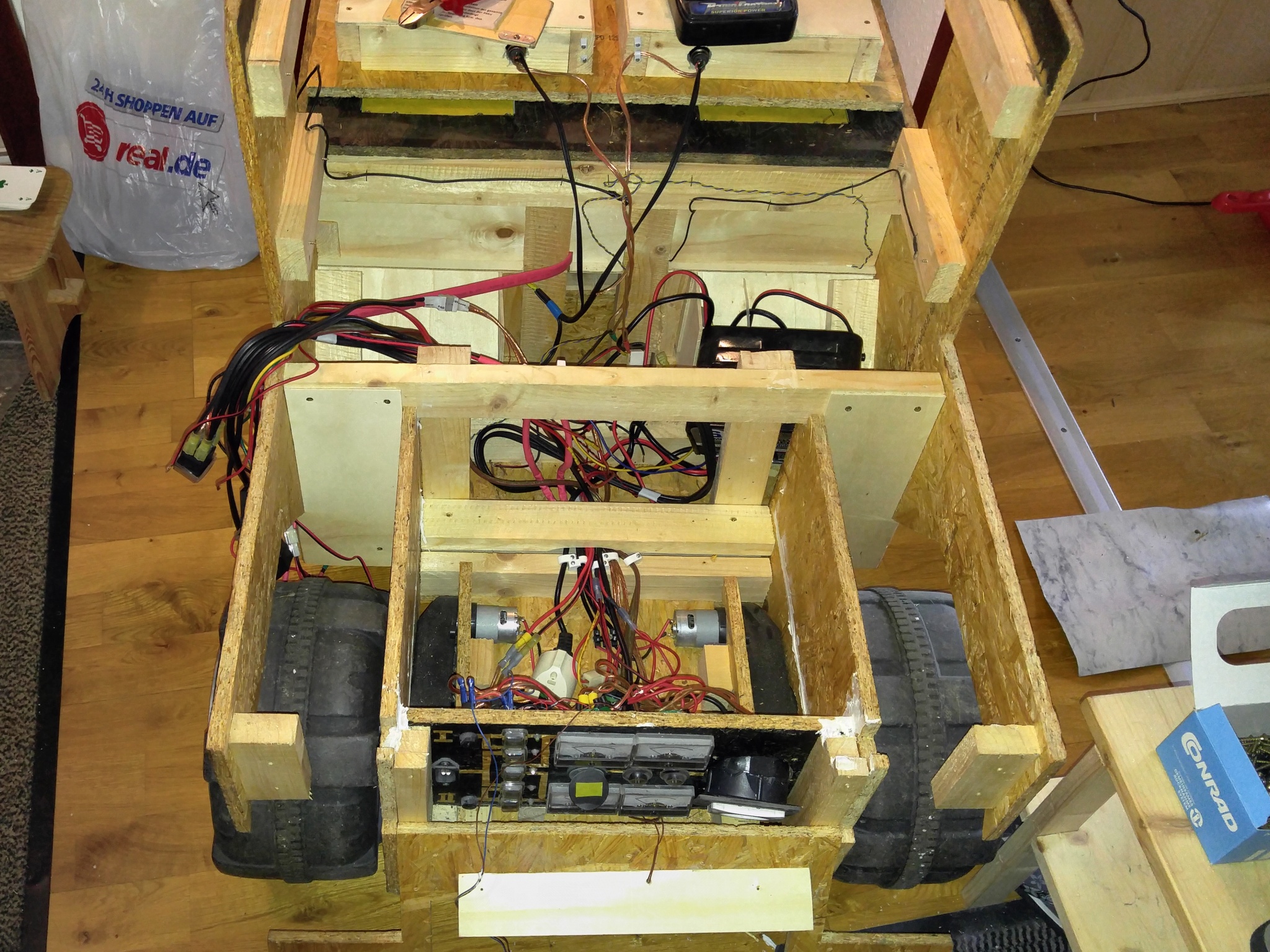 Halb zerlegte Box 4.0 (von oben)