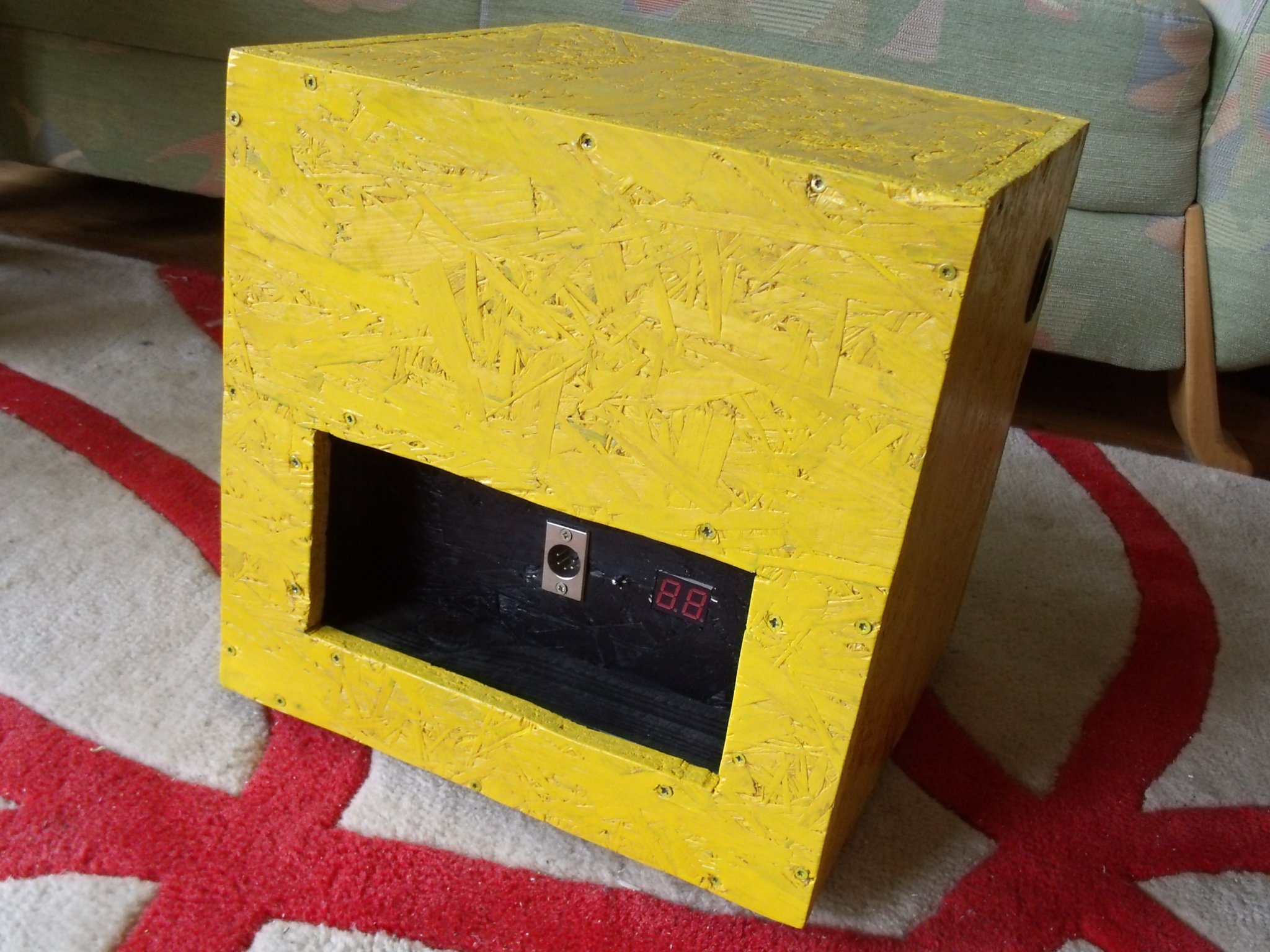 Satellitenbox mit Farbe